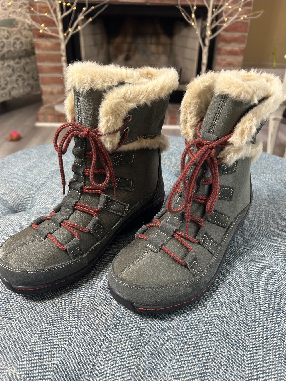 Aetrex Olive Gray Winter Boots with Tan Faux Fur and Red Laces